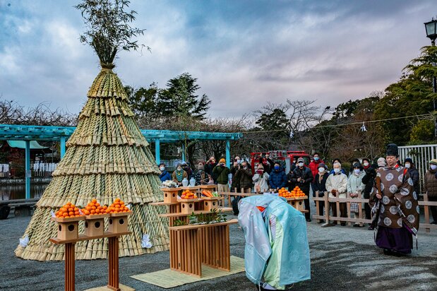 左义长（1月15日上午7点开始）。在“saito”前设置祭坛，仪式结束后对其进行焚烧