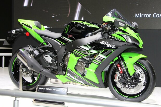 حققت دراجة كاواساكي نينجا ZX-10R ABS نجاحًا ملحوظًا في بطولة العالم للدراجات النارية السوبربايك، وهي أعلى مستوى من سباقات الدراجات النارية المخصصة للطرقات العامة. صورة ملتقطة في 28 أكتوبر 2015، في معرض طوكيو للسيارات 2015. (© أويا يويتشي)
