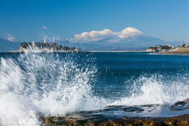 七里滨海岸边浪花飞舞
