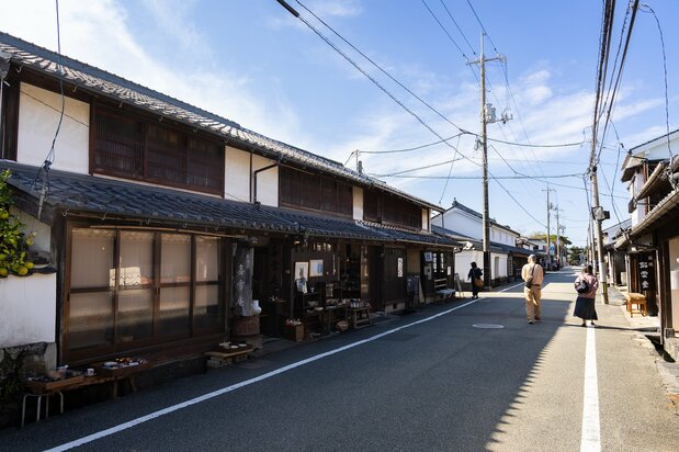 Historic buildings housing shops offering Hagiyaki pottery and other local specialties. (© Nippon.com)