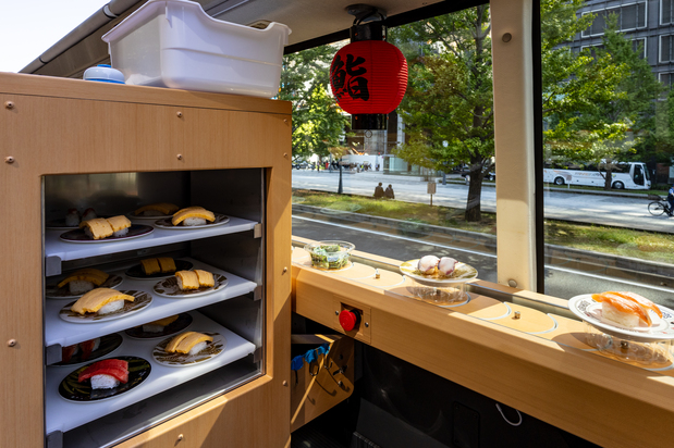 Freshly prepared sushi is taken to the upper deck on a food-delivery lift. (© Nippon.com)