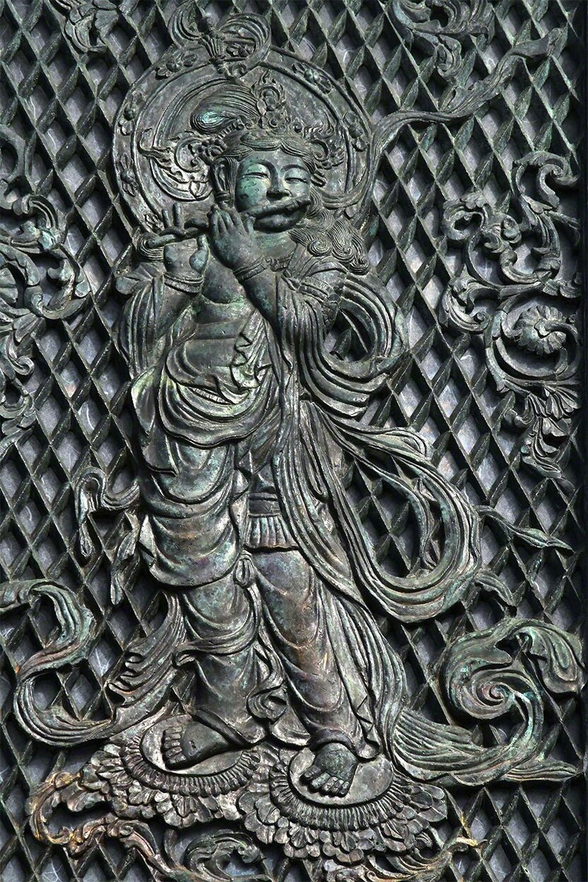 The four sides of the lantern depict bodhisattvas playing flutes and other musical instruments. (© Muda Tomohiro)