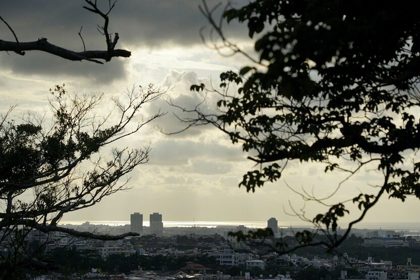 Vue des ruines du château d’Urasoe (© Ôsaka Hiroshi)