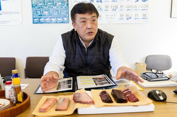 冷凍マグロの血合いを前に、今後の展望を語る青木社長。まぐろ未病改善効果研究会の副会長も務めている
