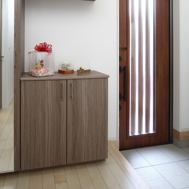 A shoe cabinet used as display space. (© Pixta)
