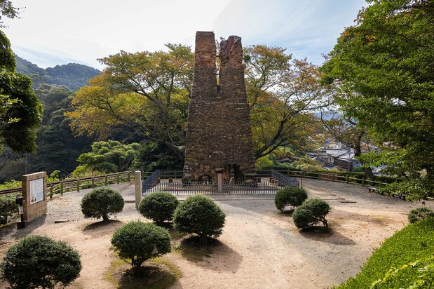 The reverberatory furnace stands out among its surroundings. (© Nippon.com)
