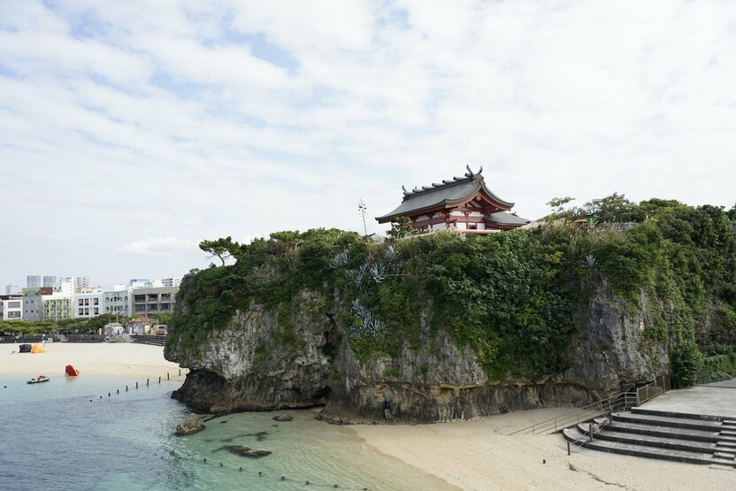 A view of Naminoue Shrine from the Naminoue Bridge. (© Ōsaka Hiroshi)