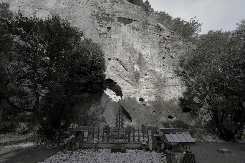 Visitors offer their prayers to the cliff from an area paved with white stones, evocative of ancient ritual sites. (© Ōsaka Hiroshi)