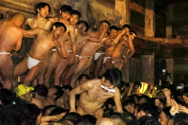 最後の争奪戦。取り主は「今まで経験したことのないほど多くの人に見守られ、記憶に残る素晴らしい祭りになった」と感涙していた(2024年2月17日撮影)