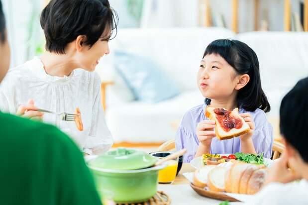 随着全职家庭主妇的减少，早上的时间变得紧张，因此早餐吃面包的家庭越来越多（图片：PIXTA）