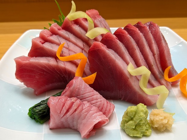 気仙沼の和食店「宮登」では新鮮なカツオの刺し身を味わえる(宮登提供)