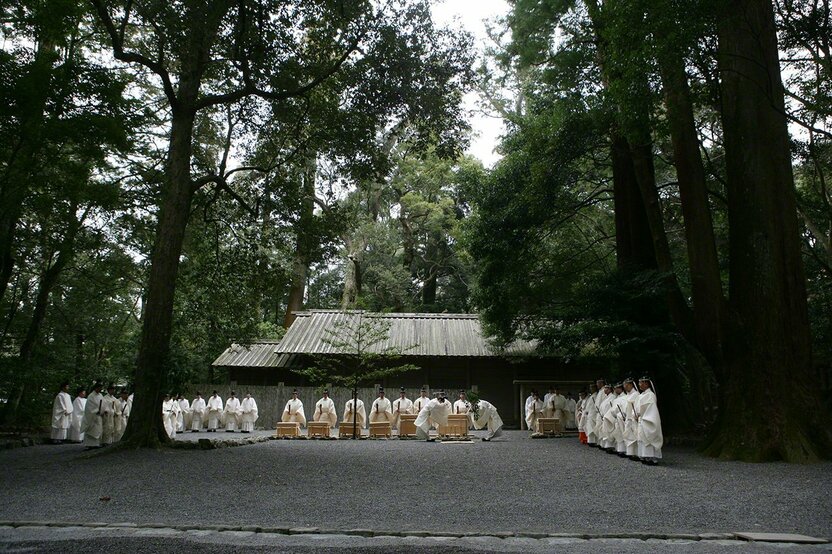 12月17日 12月的月次祭。在内宫忌火屋殿前的祓禊所,装有神馔的唐柜(带有4-6条腿的大木箱——译注)和神职人员接受祓除仪式