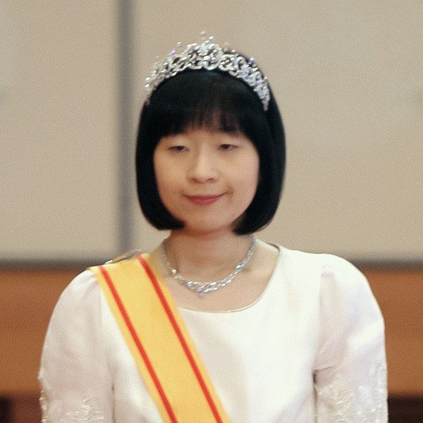 纪宫结婚时在“朝见之仪”上接受明仁天皇和皇后的祝福（2005年11月12日，记者团代表摄影，时事社）