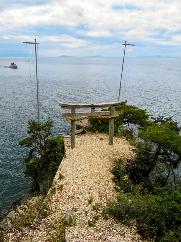 不能靠近参拜点,通过从近处的拜殿投掷碟子来祈祷许愿(笔者拍摄)