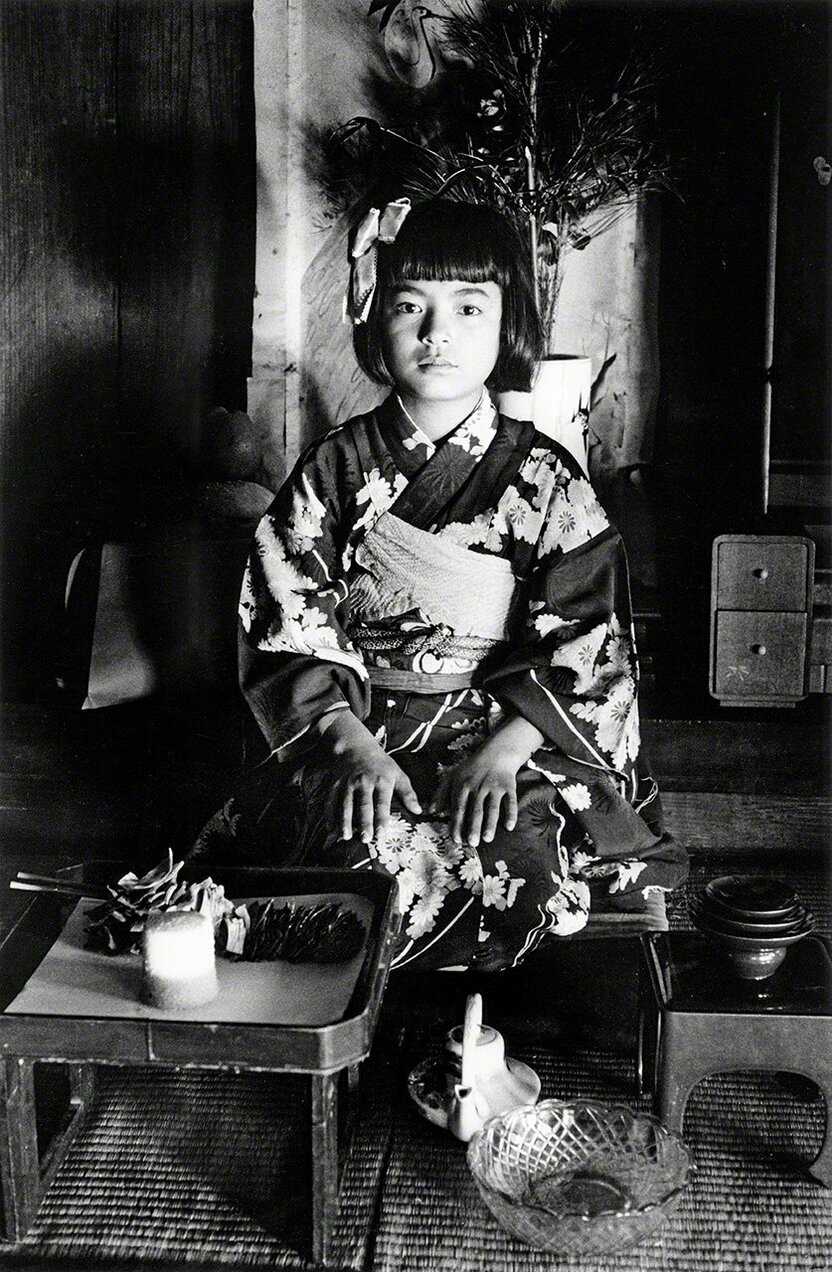 《十三岁庆》。这是为虚岁13岁的孩子举办的庆祝仪式。对女孩而言,这是在娘家举办的第一个也是最后一个重要仪式,因此要穿新做的衣服隆重庆祝。照片中的少女表情有些紧张,令人印象深刻(1957年摄于冲永良部岛)