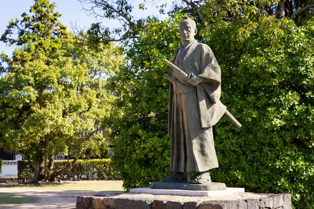 A statue of Takasugi Shinsaku stands in a park at the southern end of Kikuya Yokochō. (© Nippon.com)