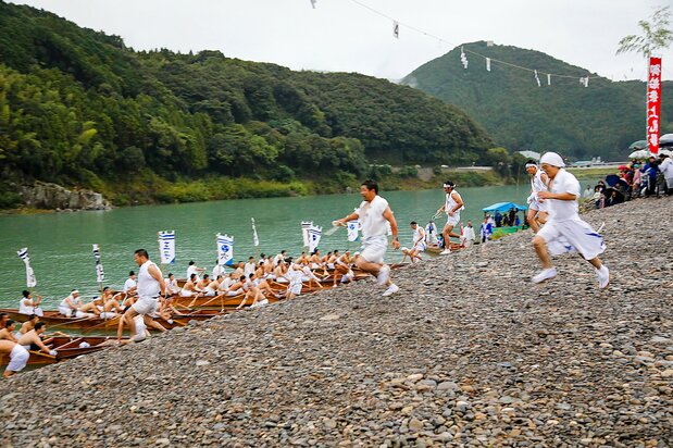 古式の早船9隻によるレース
