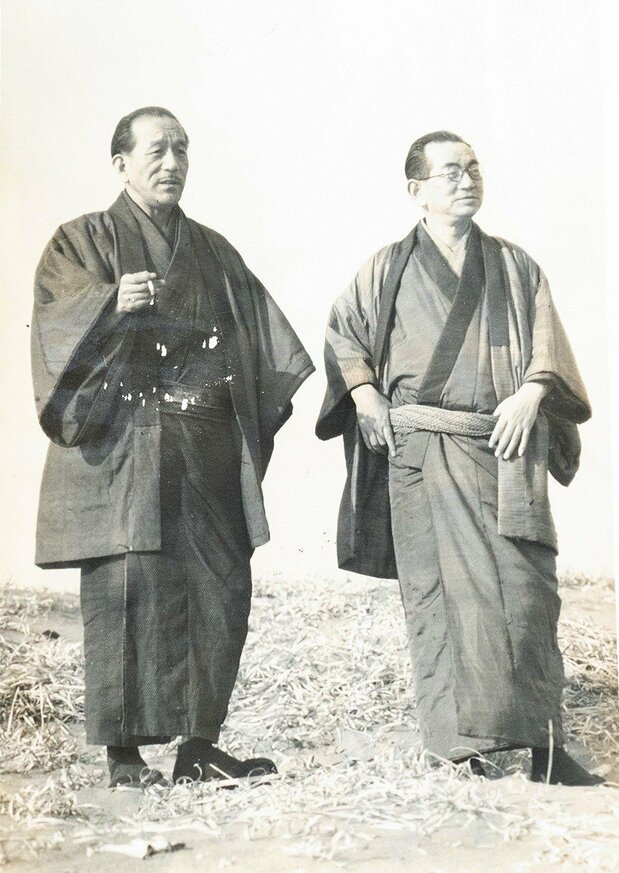 Ozu Yasujirō, at left, and Noda Kōgo in kimono. (Courtesy of Yamanouchi Michiko and the Kōgo Noda Memorial Tateshina Writers Research Institute)