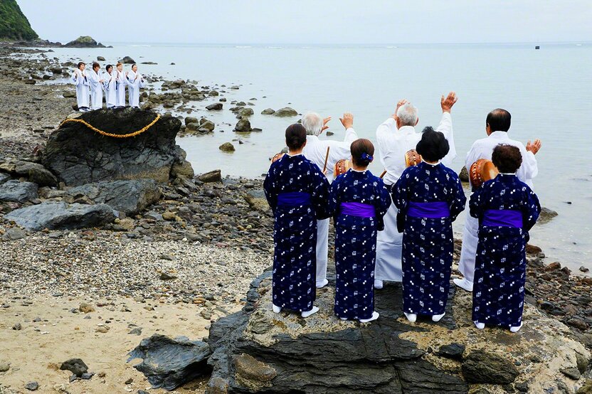 鹿儿岛县奄美大岛的秋名新节活动（农历八月）属于丰年祭，保留了日本最原始的表演形式。黄昏时分，人们在海边唱着歌，跳着手舞，召唤海之彼岸的神