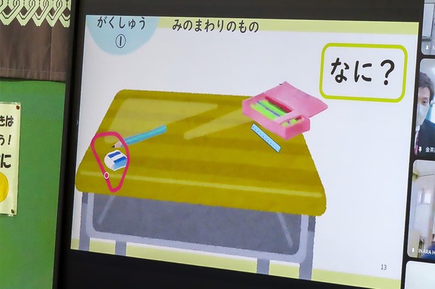 オンライン授業では、教員のペンの動きが画面に映るように工夫している