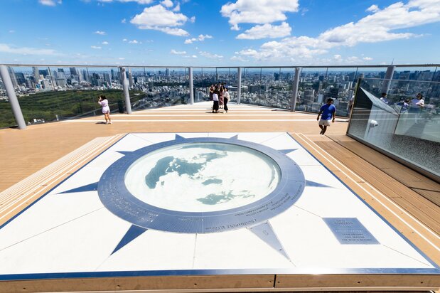 最高处的“GEO COMPASS”是使用了等距方位投影法绘制的世界地图。站在上面，思绪不禁飞向视线之外的远方。东北方向（图片正面）可以望见东京奥运会主场馆——国立竞技场的屋顶