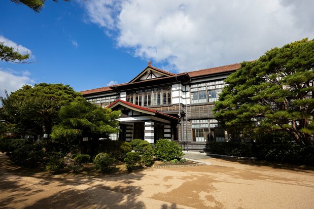 The main building of Meirin Gakusha is a nationally registered tangible cultural property. (© Nippon.com)