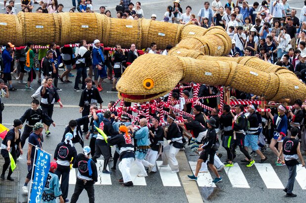 La serpiente desfila con su largo cuerpo en un recorrido de más de 4 kilómetros.