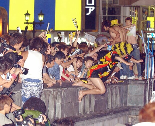 2003年9月15日,阪神老虎队夺冠,球迷5300多人(次)跃入道顿堀川以表庆祝(图片:时事社)