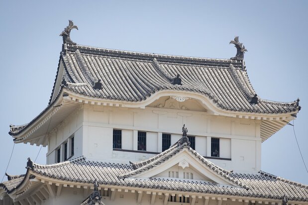 采用“白漆喰总涂笼造”工艺，连瓦片周围都以漆喰加固，这使整座城堡都闪耀着白色的光芒
