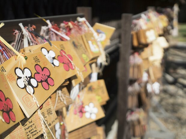 祈求母子平安的绘马,巧妙地运用了“梅花”和“产子”的谐音