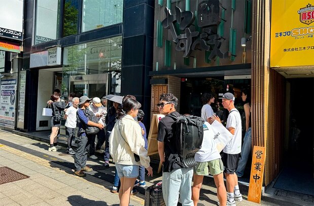 位于新宿的人气店“蘸面屋 Yasubē”门前长龙不绝（图片：山川大介）