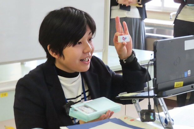 パソコンをつないで遠隔で日本語の授業をする江藤理映子教諭