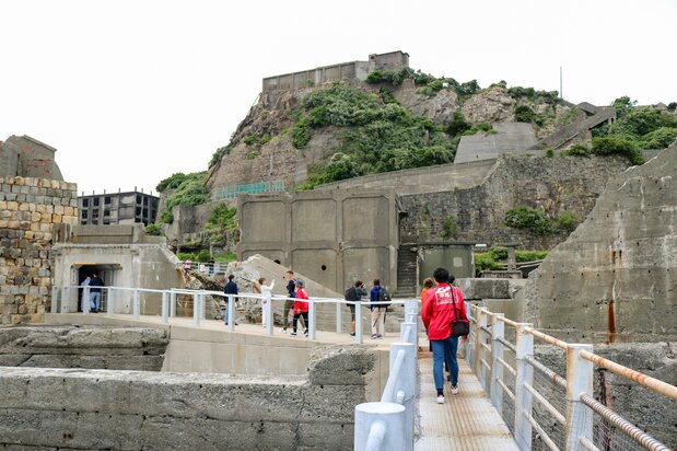 The island tour begins at the wharf and visits some of the mining facilities. (© Gunkanjima Concierge)