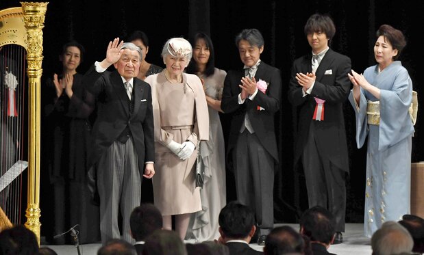 Emperor Akihito and Empress Michiko leave the National Theater of Japan in Tokyo after the holding of the thirtieth anniversary ceremony. (© Jiji)