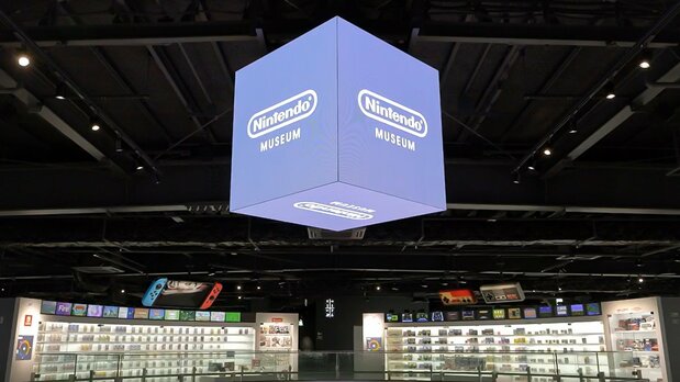 二层展厅,游戏软件按游戏机类别整齐排列 ©Nintendo