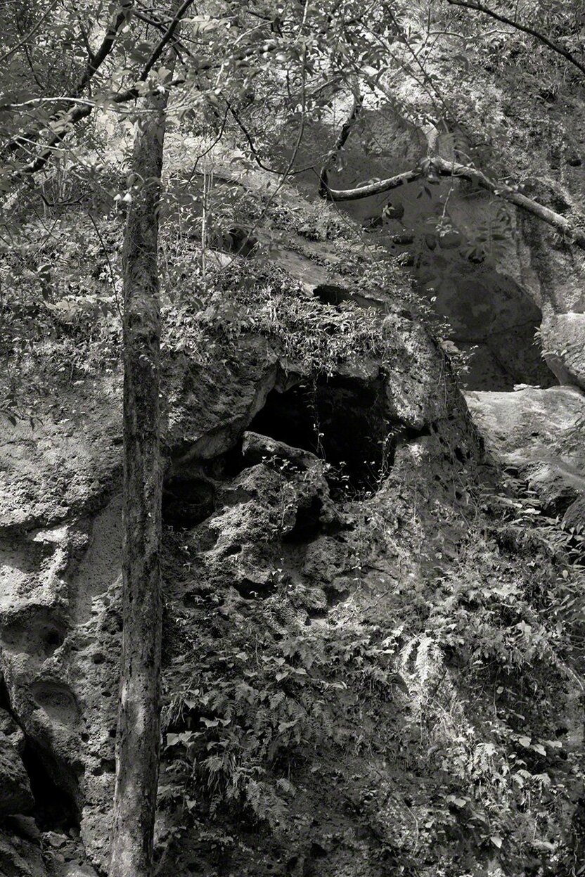 La roca sagrada considerada repositorio de los dioses. Fotografía de Ōsaka Hiroshi.