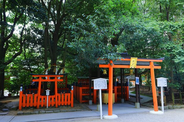 相生社是求姻缘的神社。供奉用于祈愿的木牌“绘马”时，男女的仪式有所不同，请按照提示进行