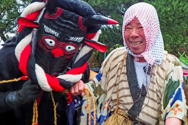 Un toro salvaje pone en aprietos a Tarō. En la máscara figura la inscripción “An’ei 10 (1781)”, lo que da testimonio de la antigüedad del festival.