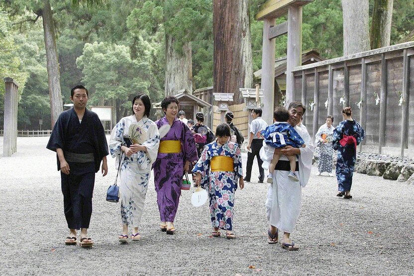 8月1日 每年八月朔日,身穿日式浴衣的人们前往外宫参拜,参拜道上热闹非凡
