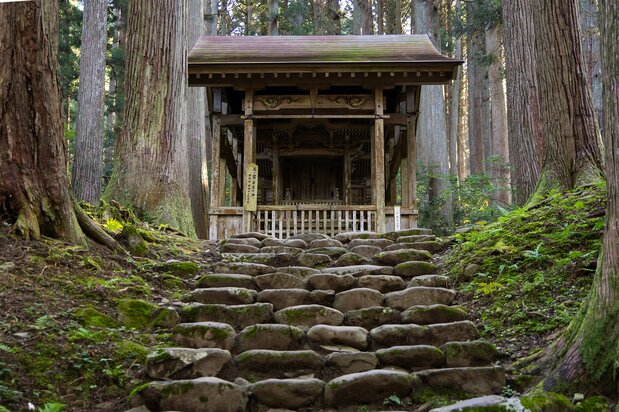 位于总神社深处的三宫后面,曾有一条名为“越前禅定道”的道路通往白山山顶