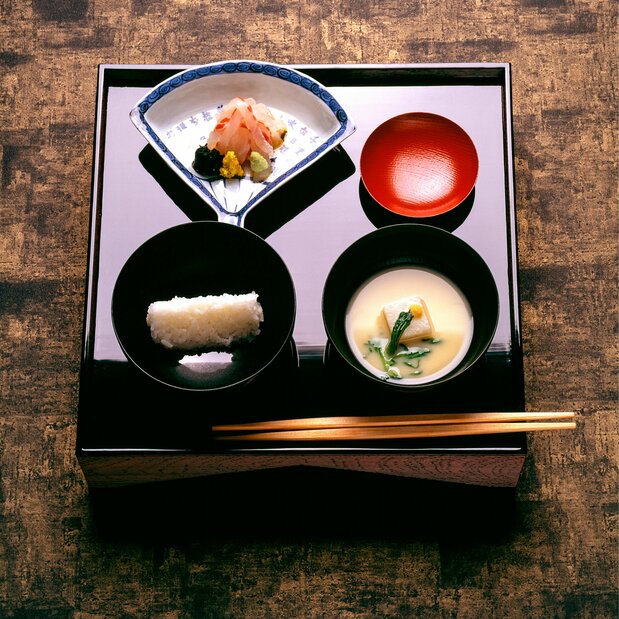 On appelle cha-kaiseki, le repas léger servi pendant la cérémonie du thé. Pensé sur le mode ichijū sansai, on sert d’abord du riz, puis une soupe, du sashimi ou mets au vinaigre, un aliment cuit dans un bouillon clair, enfin du poisson. (Pixta)