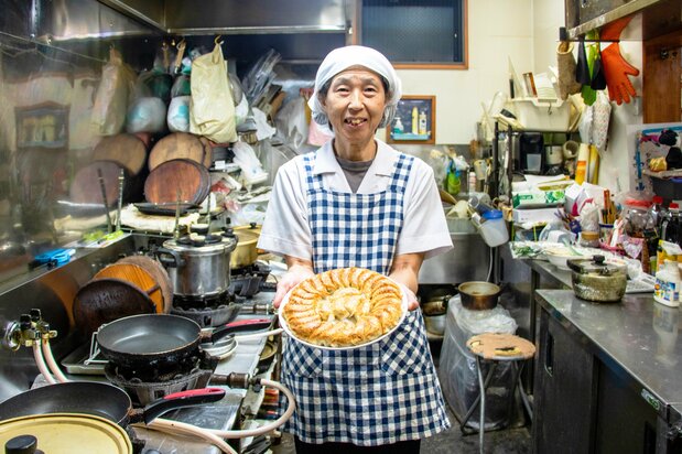 专职煎圆盘饺子的是女老板椎野仁子