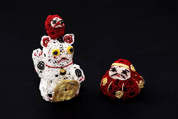 Манэкинэко и Дарума – кошка, приносящая удачу, и фигурка Бодхидхармы, также выполненные на основе «узла-ракушки». В процессе работы Морита сразу представляет себе готовое изделие (© Кавамото Сэйя)