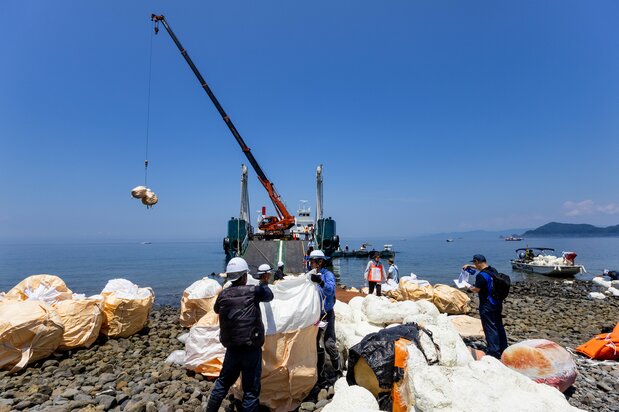 使用大型起重机高效进行装船工作