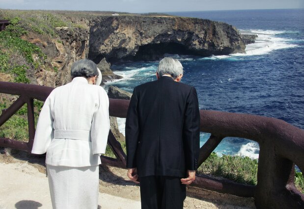 Empress Michiko and Emperor Akihito pay their respects at cliffs in Saipan where many Japanese soldiers and civilians jumped to their deaths. (© Jiji)