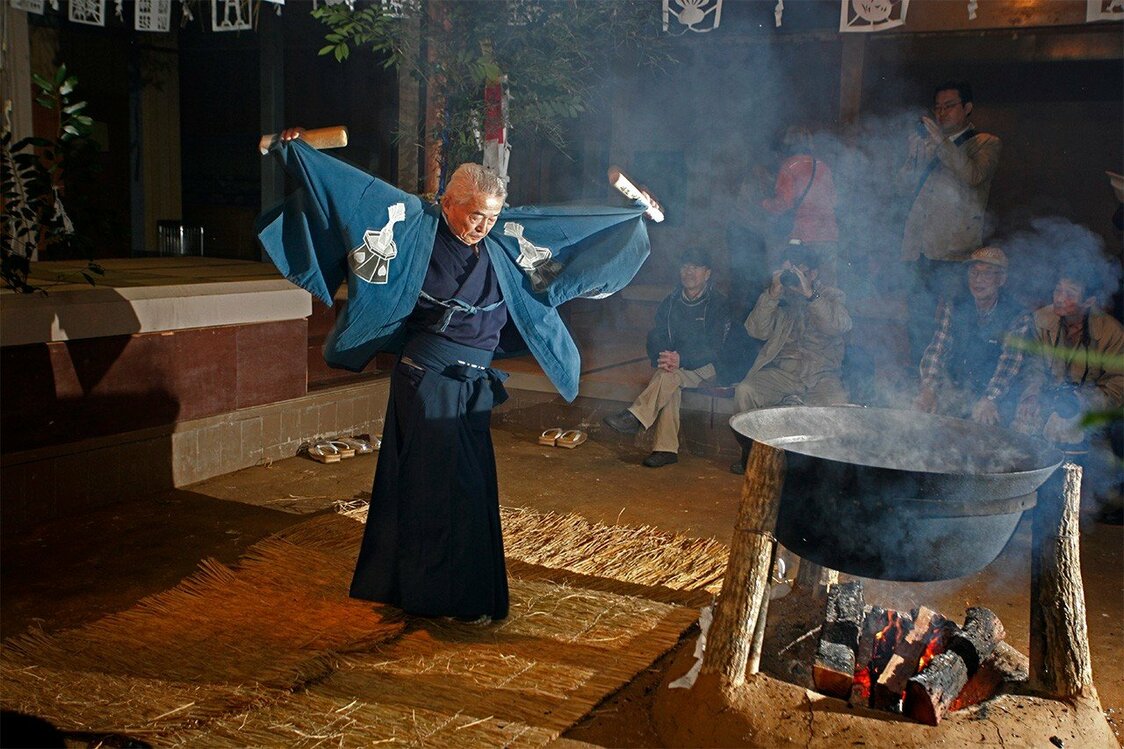 奥三河的“花祭”上，人们会通宵表演各地传承下来的舞蹈（爱知县北设乐郡，11-1月）