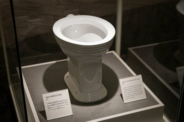 日本首款国产坐式冲水马桶的复制品
