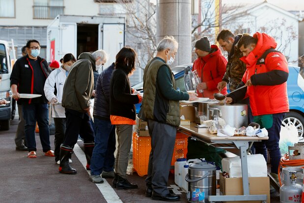 能登地震中为灾民提供餐食的外国志愿者(2024年1月5日,路透社)
