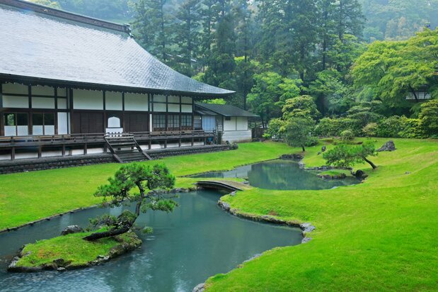 以池塘为中心的建长寺庭园是日本国家史迹名胜。图片中的小桥现已拆除