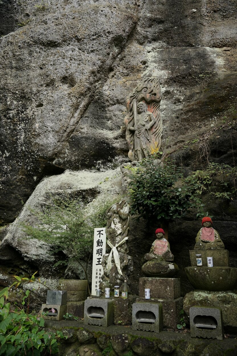 瀑布下方供奉着修验道信徒的保护神“不动明王像”(摄影:大坂宽)